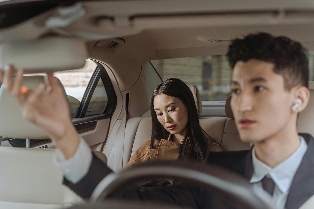 Visit Dubai comfortably: rent a car with a driver